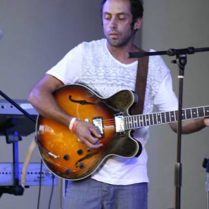Playing a hollow-body guitar
